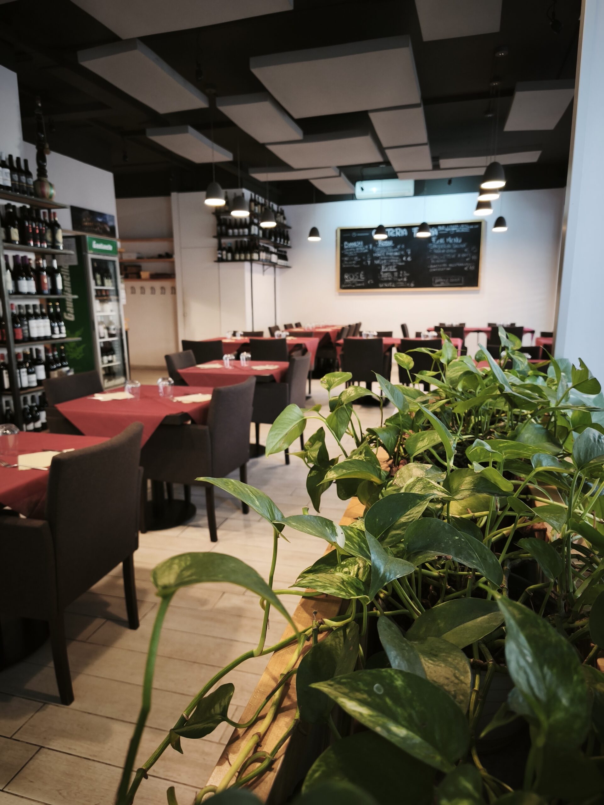 Sala interna Osteria Faleria